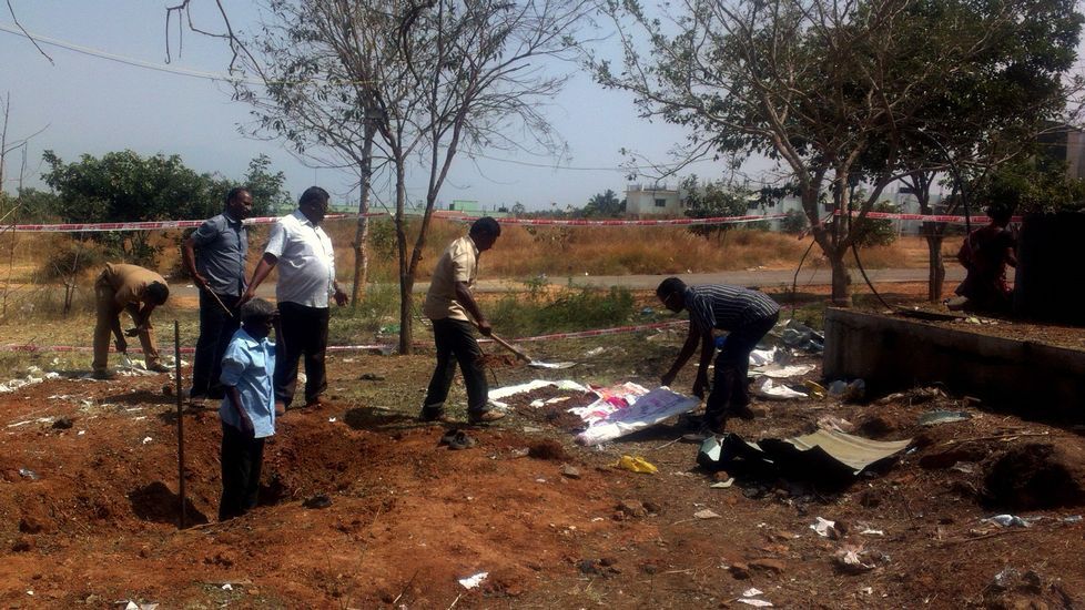 Autoridades indias inspeccionan el lugar en el que cayó el meteorito