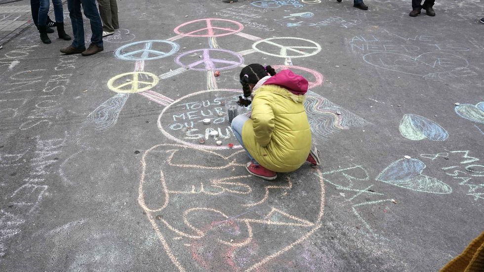 Una niña deja mensajes de paz en Bruselas