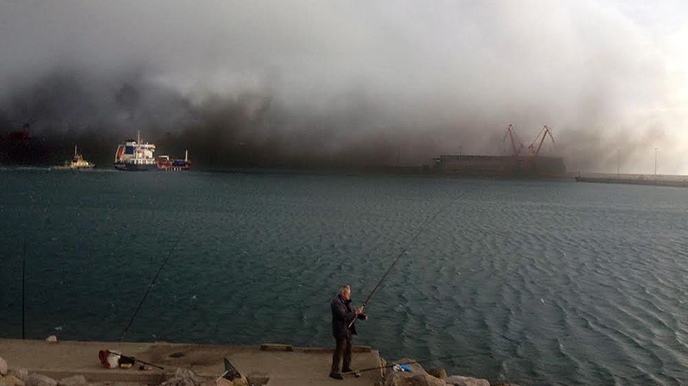 Nube de carbón en El Musel