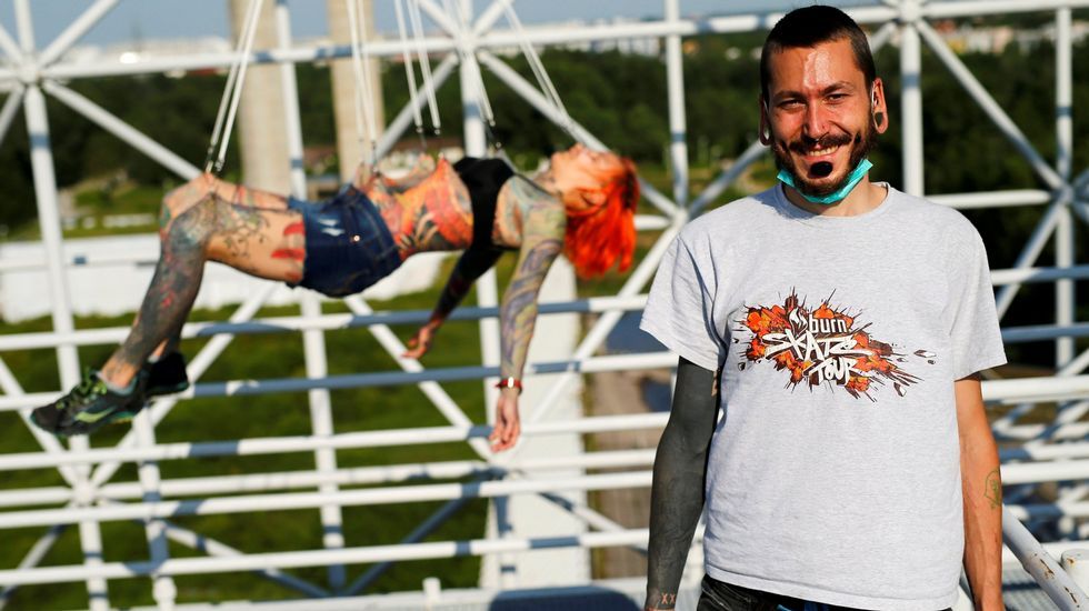 Dino Helvida, en Zagreb, posando con Kaitlin, suspendida en el aire