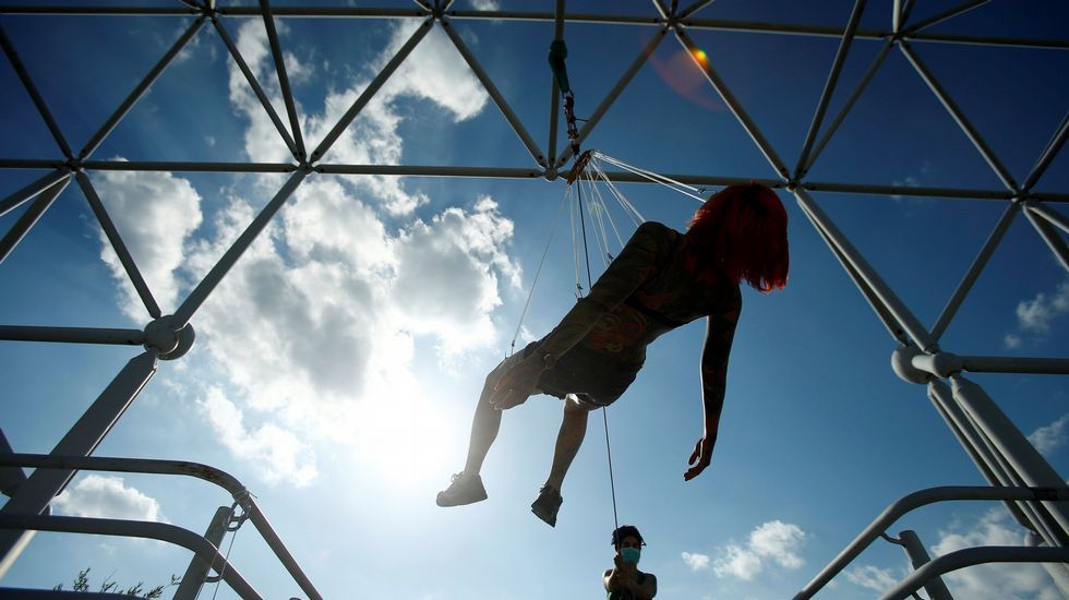 ¿Cuánto tiempo puede una persona permanecer suspendida de este modo? Dependiendo de la posición y de cómo se sientan. «Algunas personas permanecen así durante cuatro o cinco horas; otras necesitan solo tres segundos»
