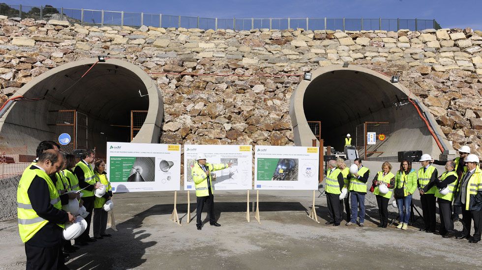 La ministra de Fomento, Ana Pastor, durante una visita las obras de construcción de la Variante ferroviaria de Pajares
