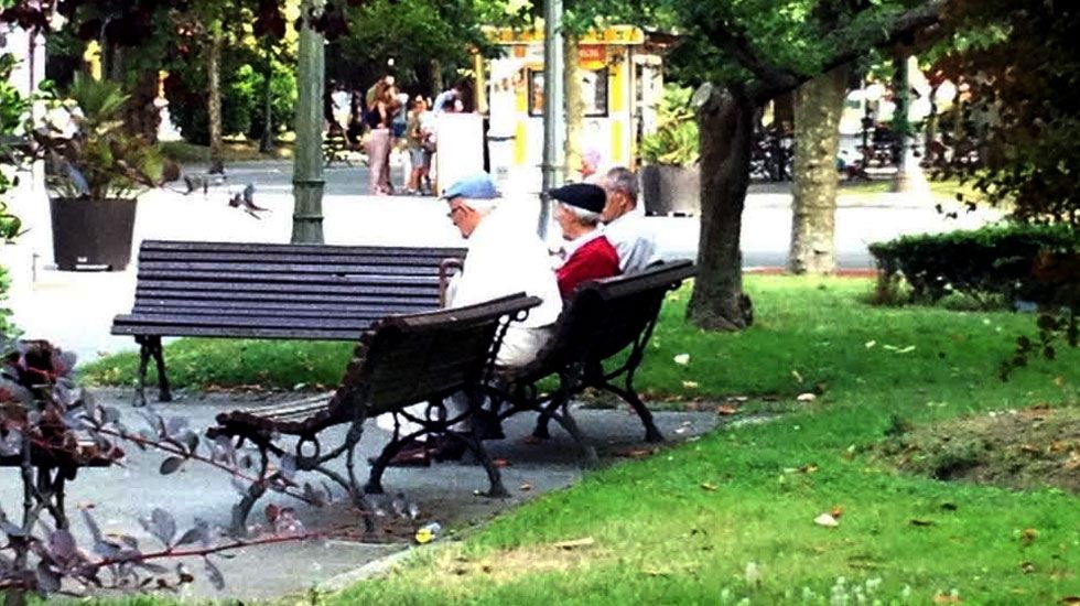 Ancianos en el parque Dorado de Sama de Langreo