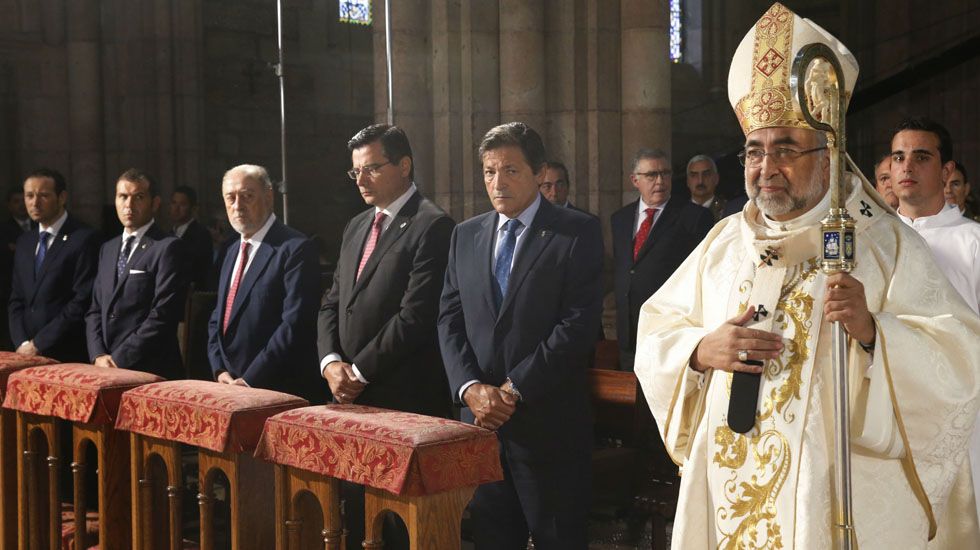 El arzobispo de Oviedo, Jesús Sanz; el presidente del Principado, Javier Fernández; el delegado del Gobierno, Gabino de Lorenzo, y el resto de autoridades, en Covadonga