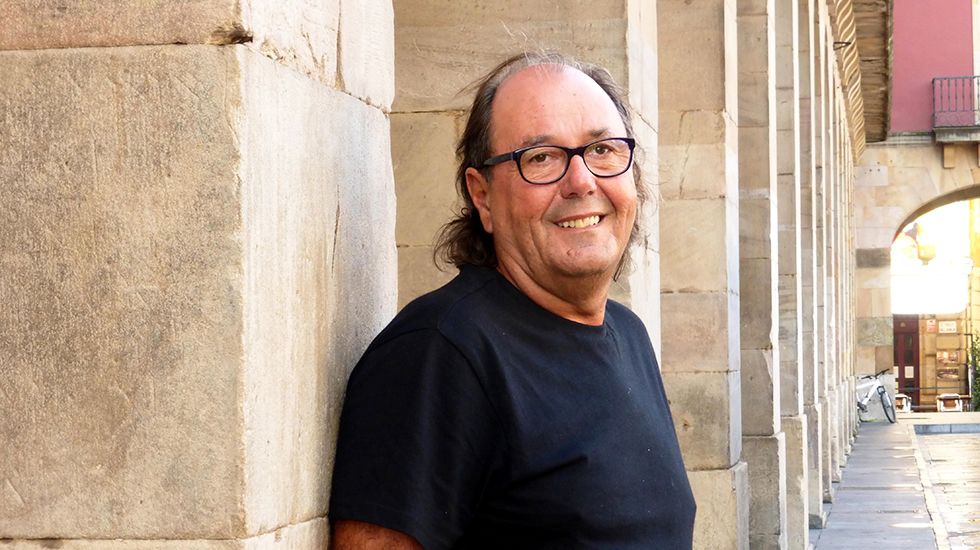 Mario Suárez del Fueyo, en los soportales de la plaza Mayor.