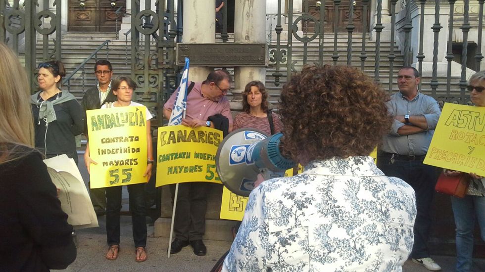Concentración de docentes interinos ante la Junta General