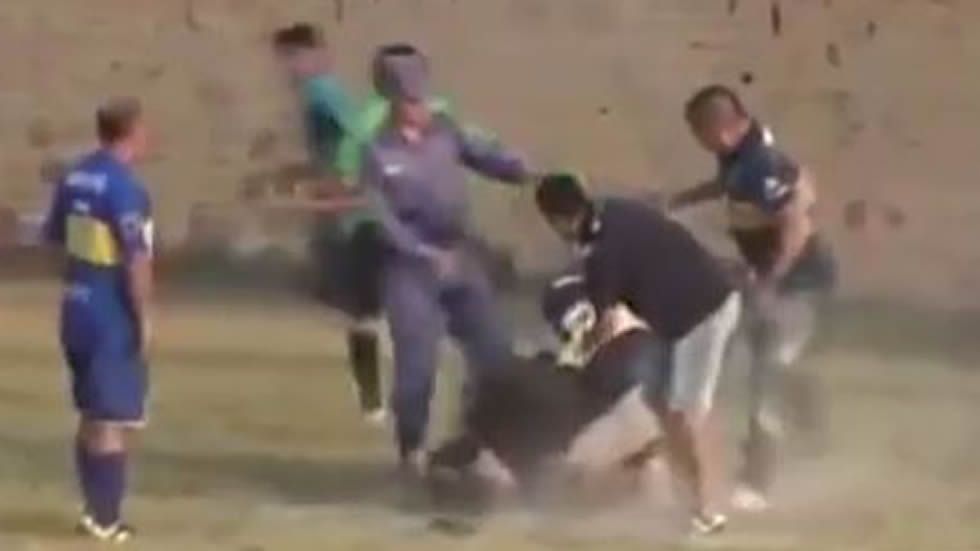 Brutal paliza a un &aacute;rbitro en Argentina tras pitar un penalti