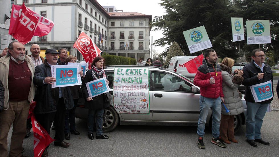 Concentración de protesta por el impago a los docentes itinerantes en Asturias, que ha terminado en los tribunales