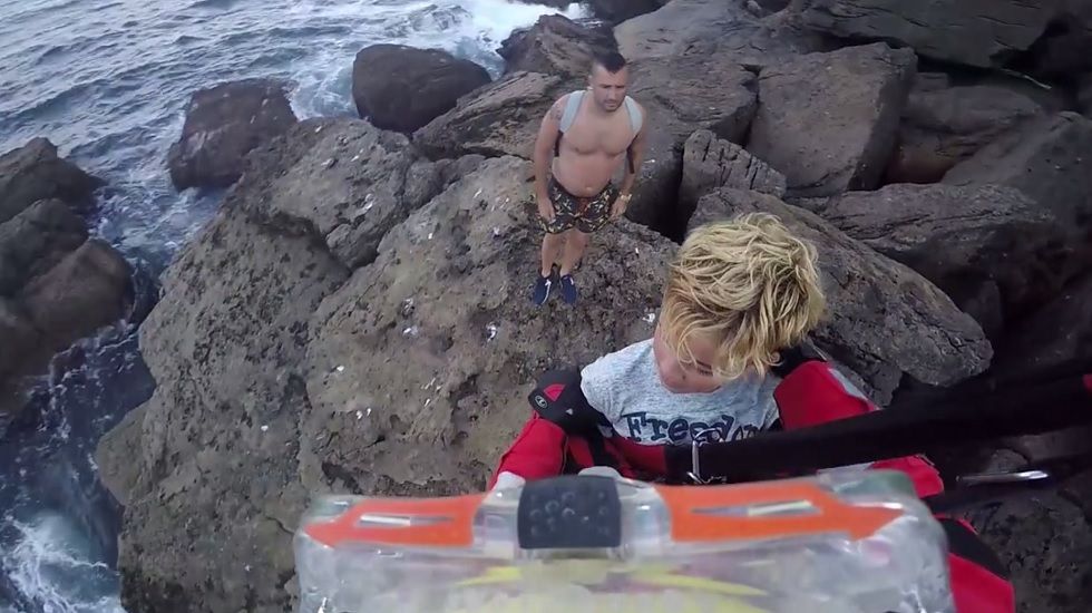 Espectacular rescate de Salvamento Mar&iacute;timo a un padre y un hijo encallados en Tazones