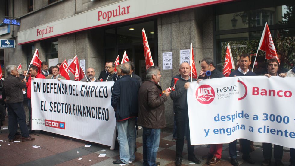 Los sindicatos del Banco Popular se manifiestan en Uría por los despidos