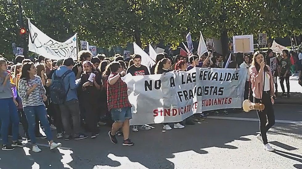 Manifestación contra la reválida en Oviedo