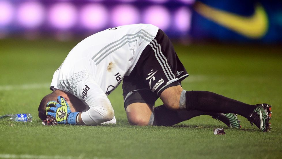 Un petardo estalla a medio metro de Anthony Lopes