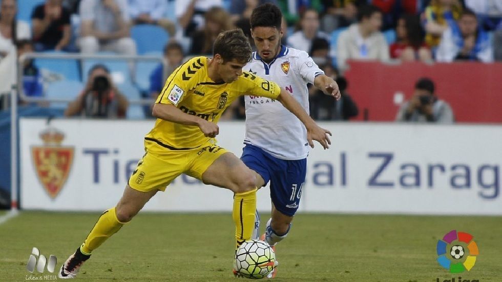 Hervías conduce el balón en el último partido del Oviedo en Zaragoza