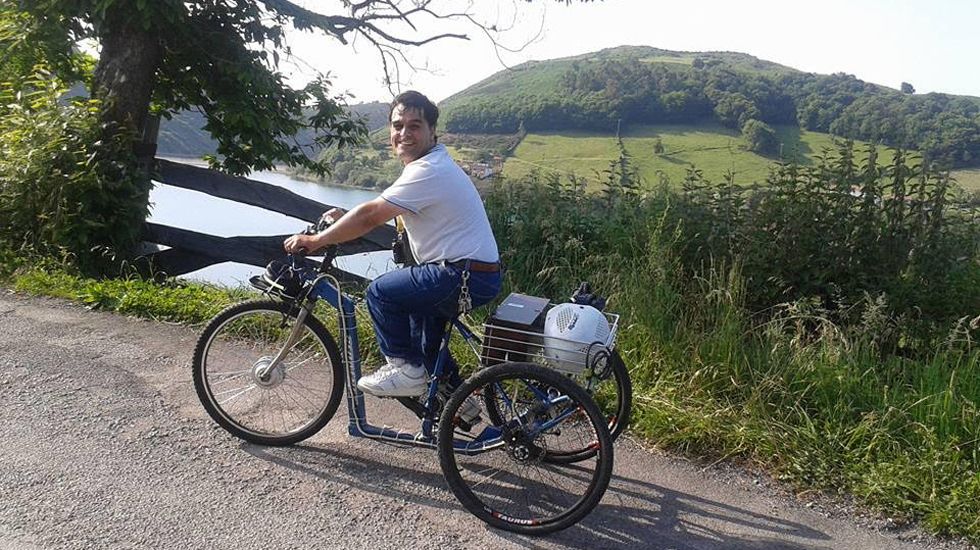 Fernando Cabricano, con un grado de discapacidad del 89%, se desplaza a diario utilizando una bici adaptada en lugar de una silla de ruedas
