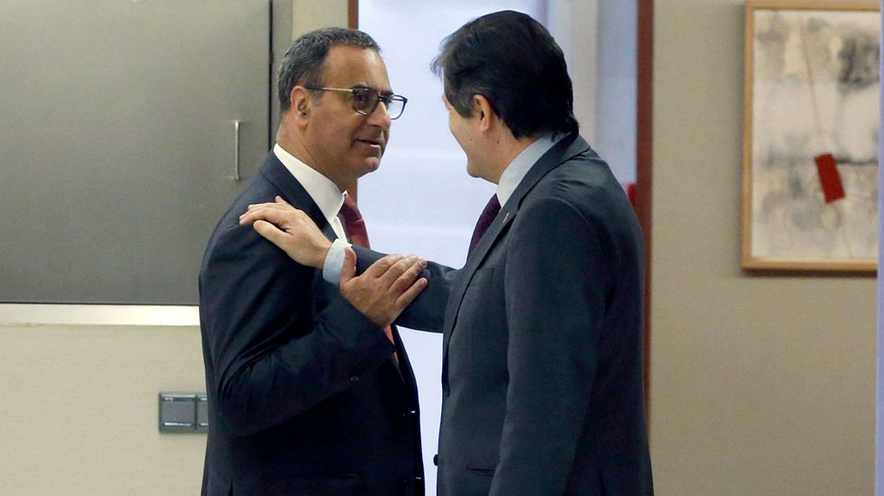 El presidente del Principado, Javier Fernández, felicita a Fernando Lastra en los pasillos de la Junta General
