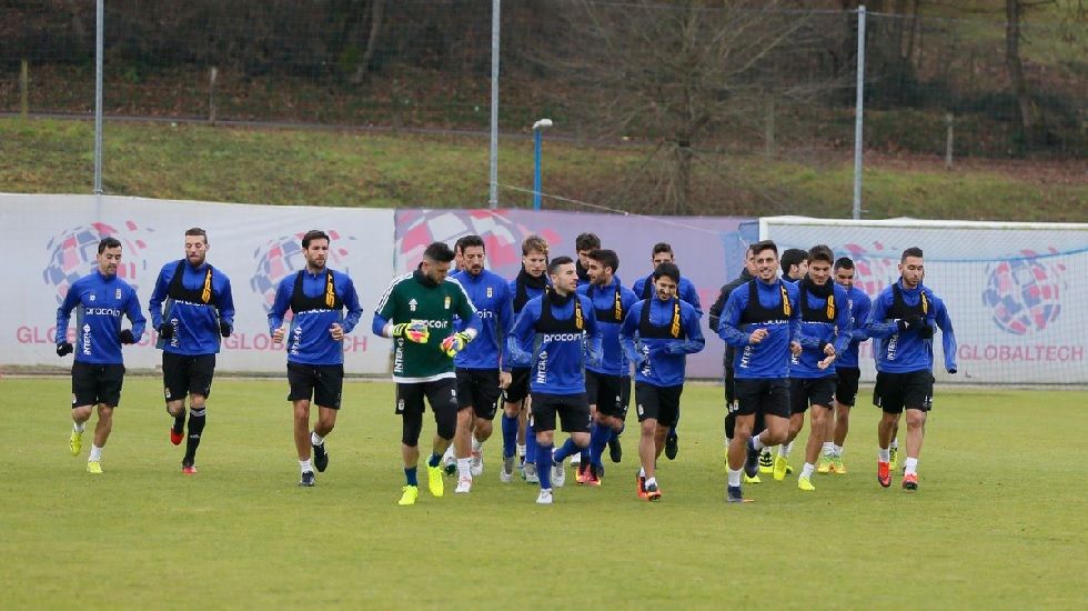 Los jugadores del Oviedo calientan en las instalaciones de El Requexón
