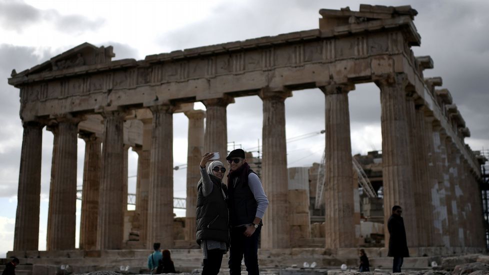 Una pareja se saca el selfi en el Partenón.