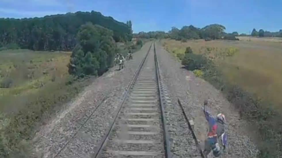 Salta de la v&iacute;a justo a tiempo para no ser arrollado por un tren