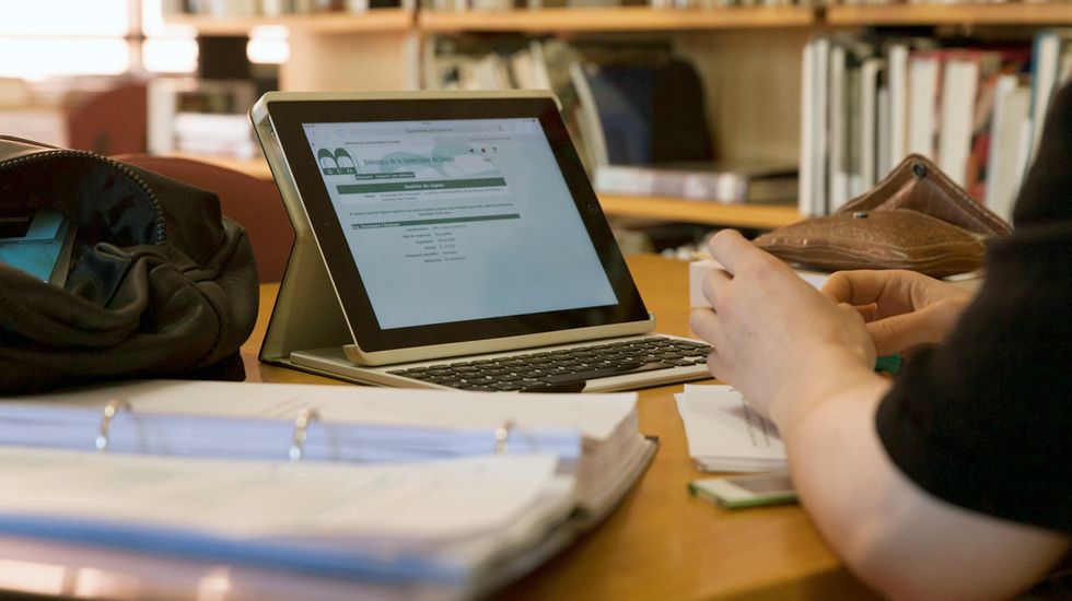 Un estudiante de la Universidad de Oviedo consulta la web en una biblioteca