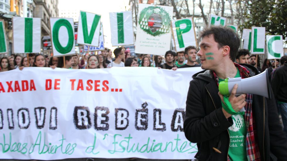 Una multitudinaria manifestación de estudiantes, docentes y padres reclama en Oviedo el fin de la LOMCE