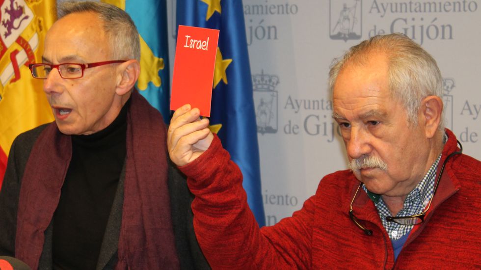 Ángel Alonso y Miguel Ángel San Miguel, que muestra la tarjeta contra la Selección israelí