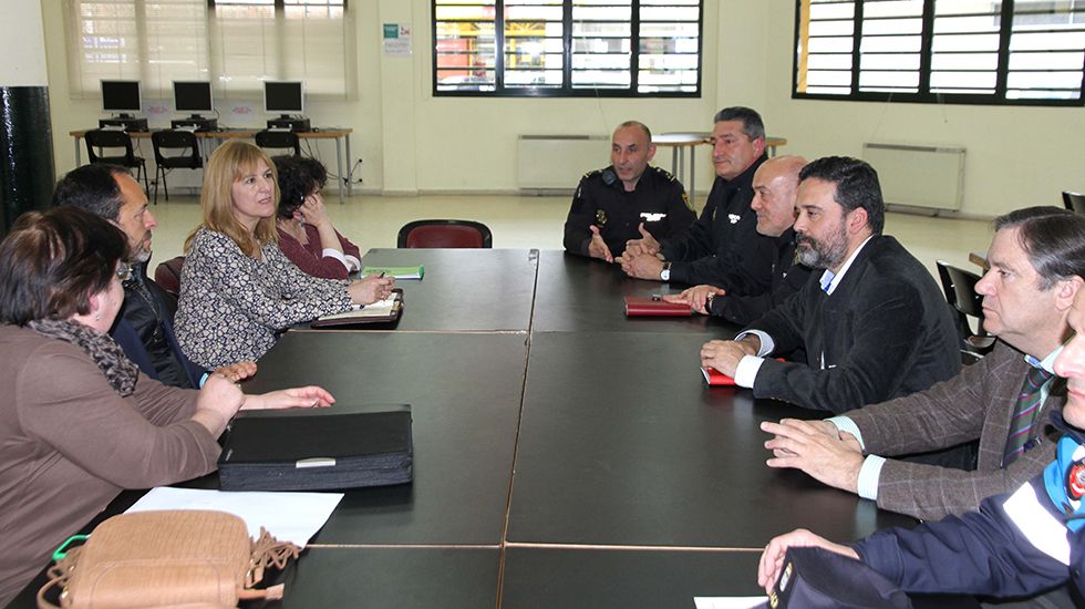 Reunión entre el ayuntamiento, las fuerzas de seguridad y los vecinos