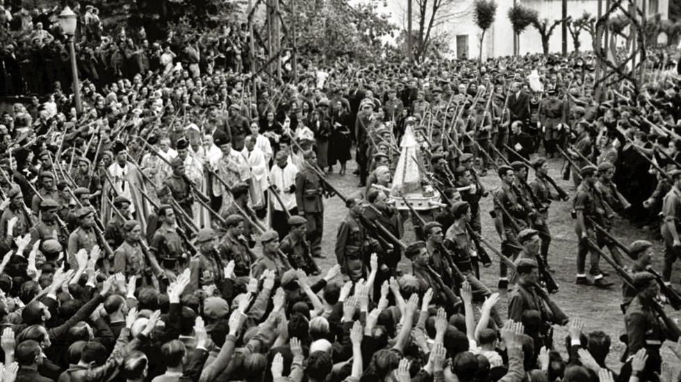 La entrada de la talla de la Virgen de Covadonga por Irún después de la Guerra Civil