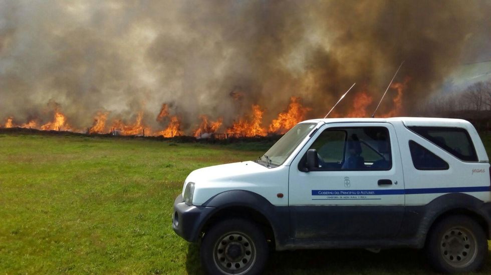 Incendio en Santullano de Allande, con uno de los coches de la consejería