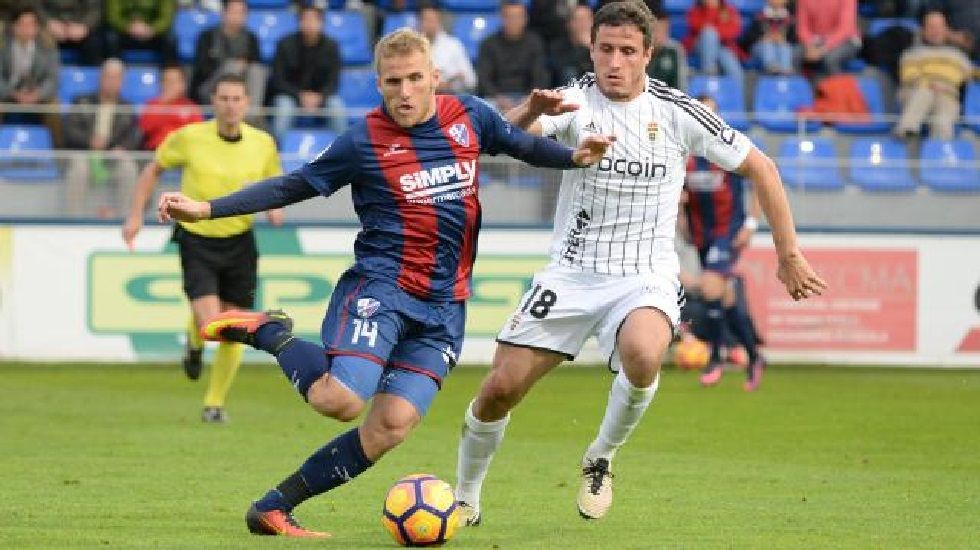 Samu Sáiz ante Christian Fernández en el Huesca-Oviedo de la ida