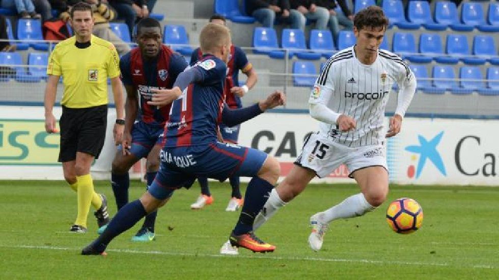 Torró disputa un balón en el Huesca-Oviedo de la ida