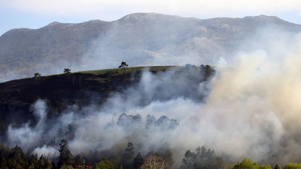 Uno de los incendios forestales registrado hoy en el concejo asturiano de Llanes y en cuya extinción están trabajando los Bomberos del Servicio de Emergencias del Principado (SEPA)