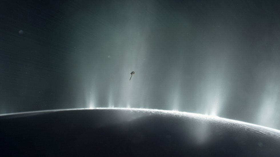 Esta ilustración recrea una de las investigaciones de la nave Cassini sobre la luna Encélado de Saturno