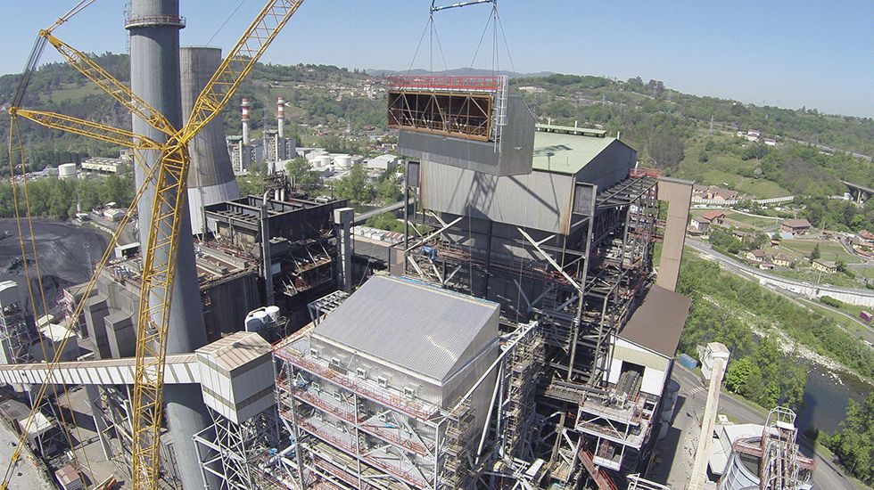 Instalación de uno de los elementos de la planta de desnitrificación en la térmica de Soto 3