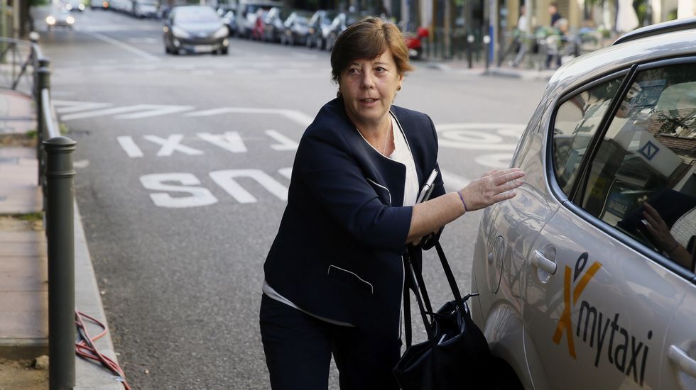 La periodista Carmen del Riego, encargada de moderar la cita, a su llegada a Ferraz.