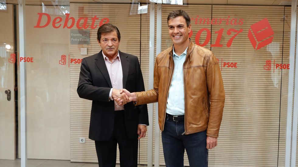 Sánchez, recibido por el presidente de la gestora socialista, Javier Fernández.