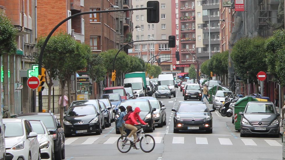 Tráfico en el barrio de El Llano de Gijón