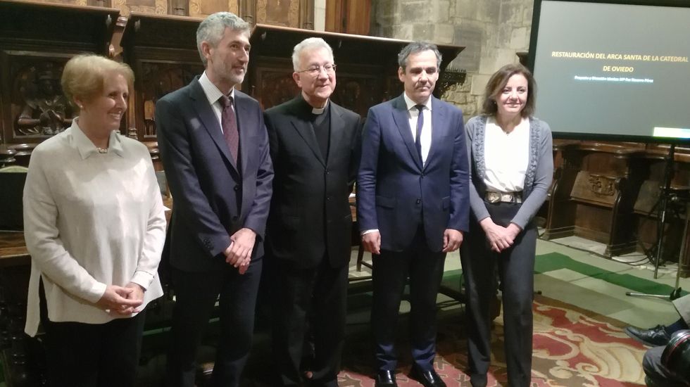 La restauradora Paz Navarro junto a Carlos Jiménez, subdirector del I.P.C.E.; Benito Gallego, deán de la Catedral de Oviedo; Vicente Domínguez, viceconsejero de Cultura; y Otilia Requejo, directora general de Patrimonio Cultural