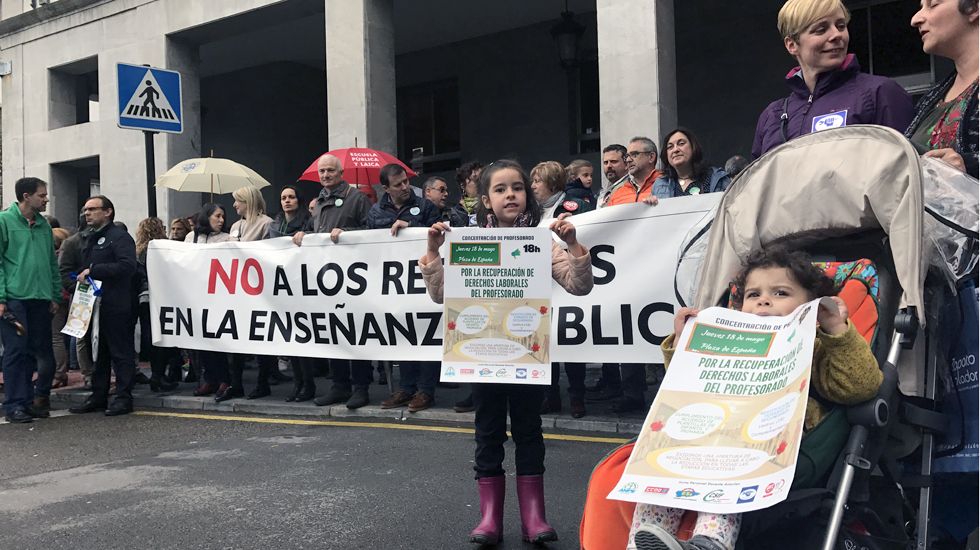 Concentración de los sindicatos docentes para exigir a la Consejería de Educación la recuperación de los derechos previos a la crisis