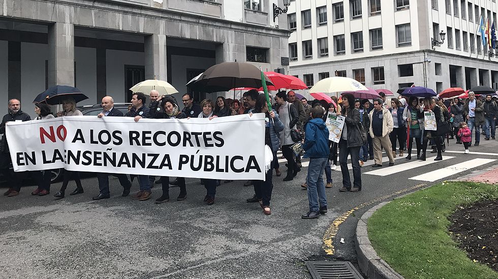 Pancarta con la que los sindicatos docentes escenifican sus exigencias a Educación, en plaza de España