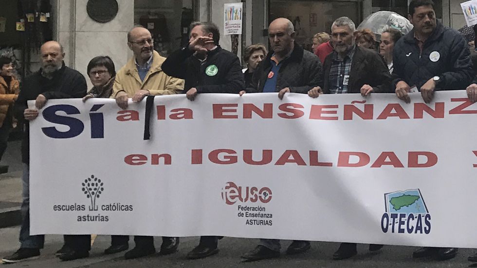 La cabecera de la manifestación de la concertada, con Carlos Robla y José María Alvira, por la izquierda