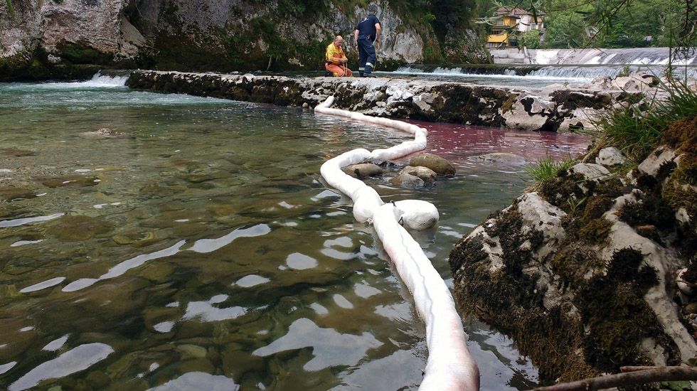 Trabajadores colocan las barreras de protección