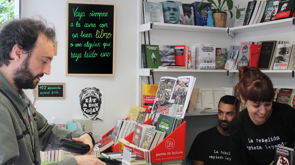 Un comprador en una de las casetas de la Feria del Libro de Gijón