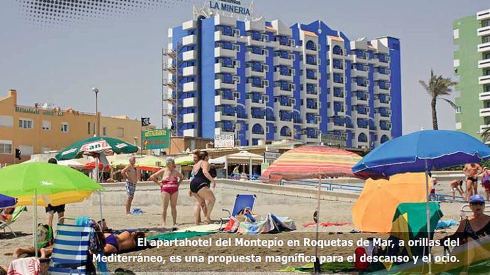 Página de la revista del Moontepío con imágenes del apartahotel de Roquetas de Mar
