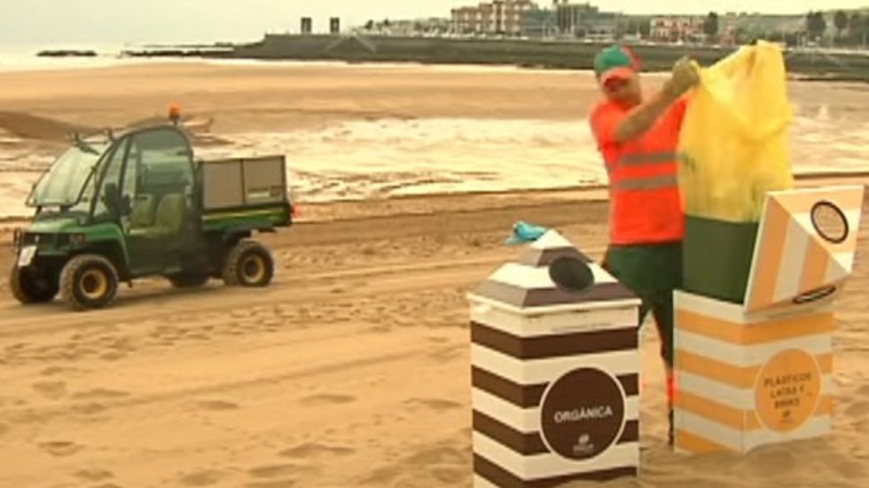 Un operario de limpieza en la playa de San Lorenzo