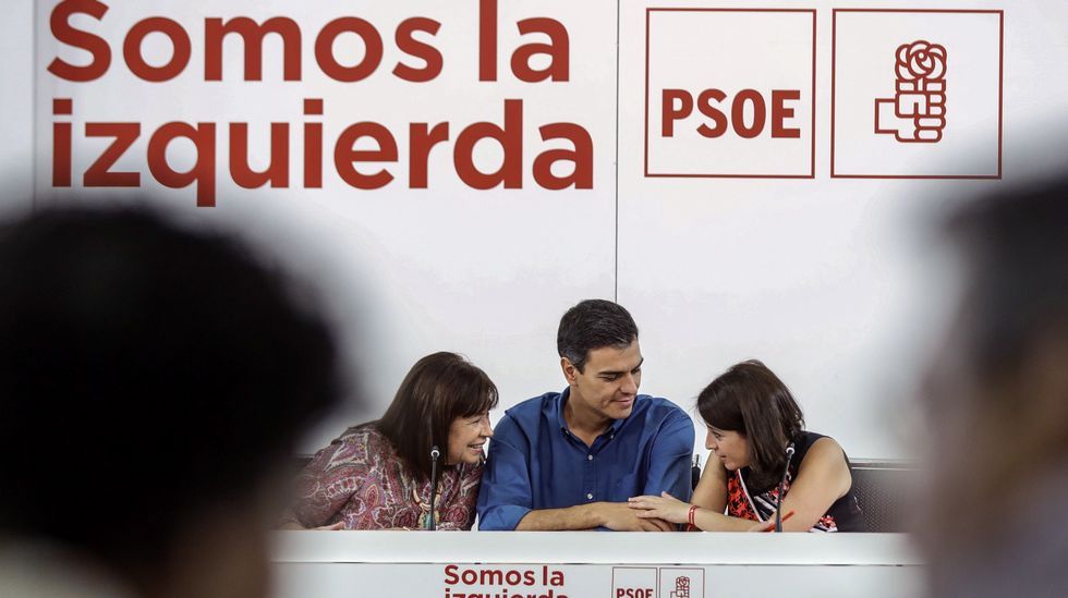 El secretario general del PSOE, Pedro Sánchez,c., conversa con la presidenta del partido,Cristina Narbona,iz., y la vicesecretaria general, Adriana Lastra,d., durante la reunión de la nueva Ejecutiva Federal del PSOE