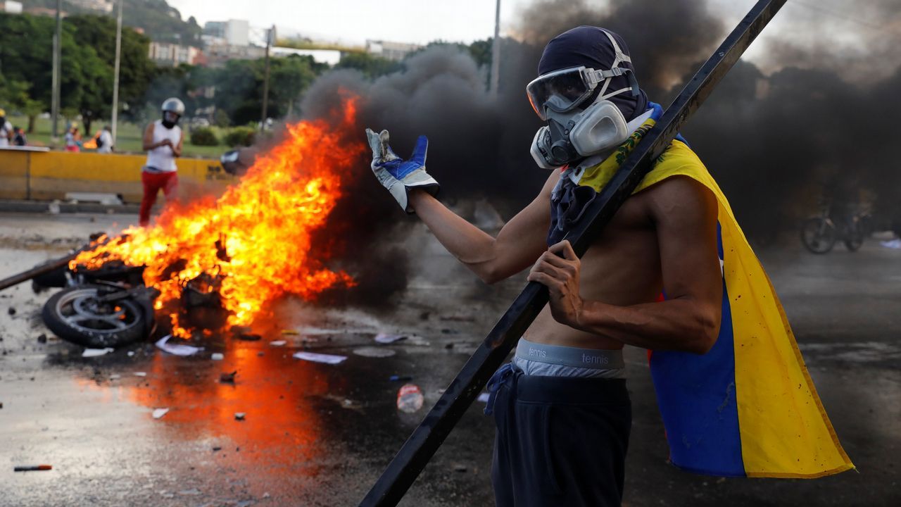 Un opositor durante los enfrentamientos contra el Gobierno del presidente venezolano, Nicolás Maduro