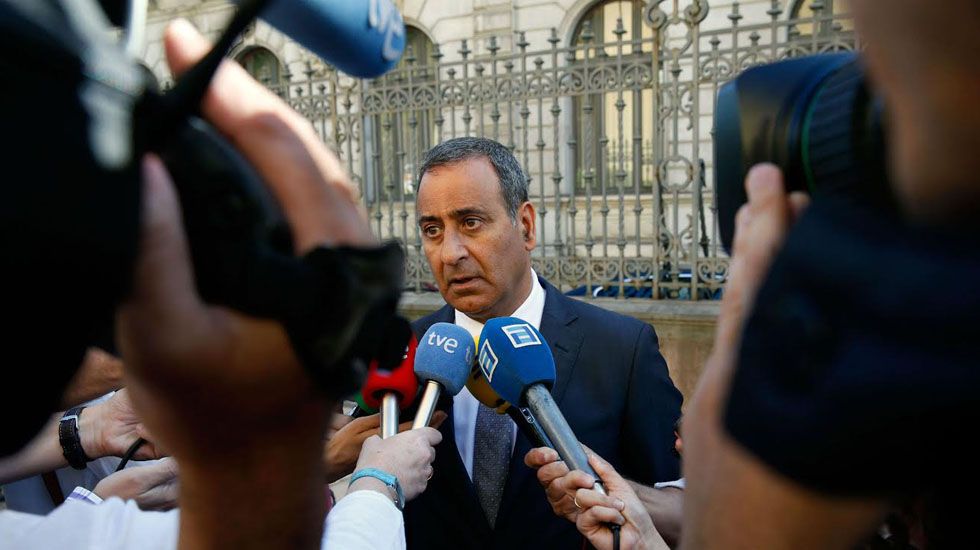 Fernando Lastra atiende a los medios de comunicación