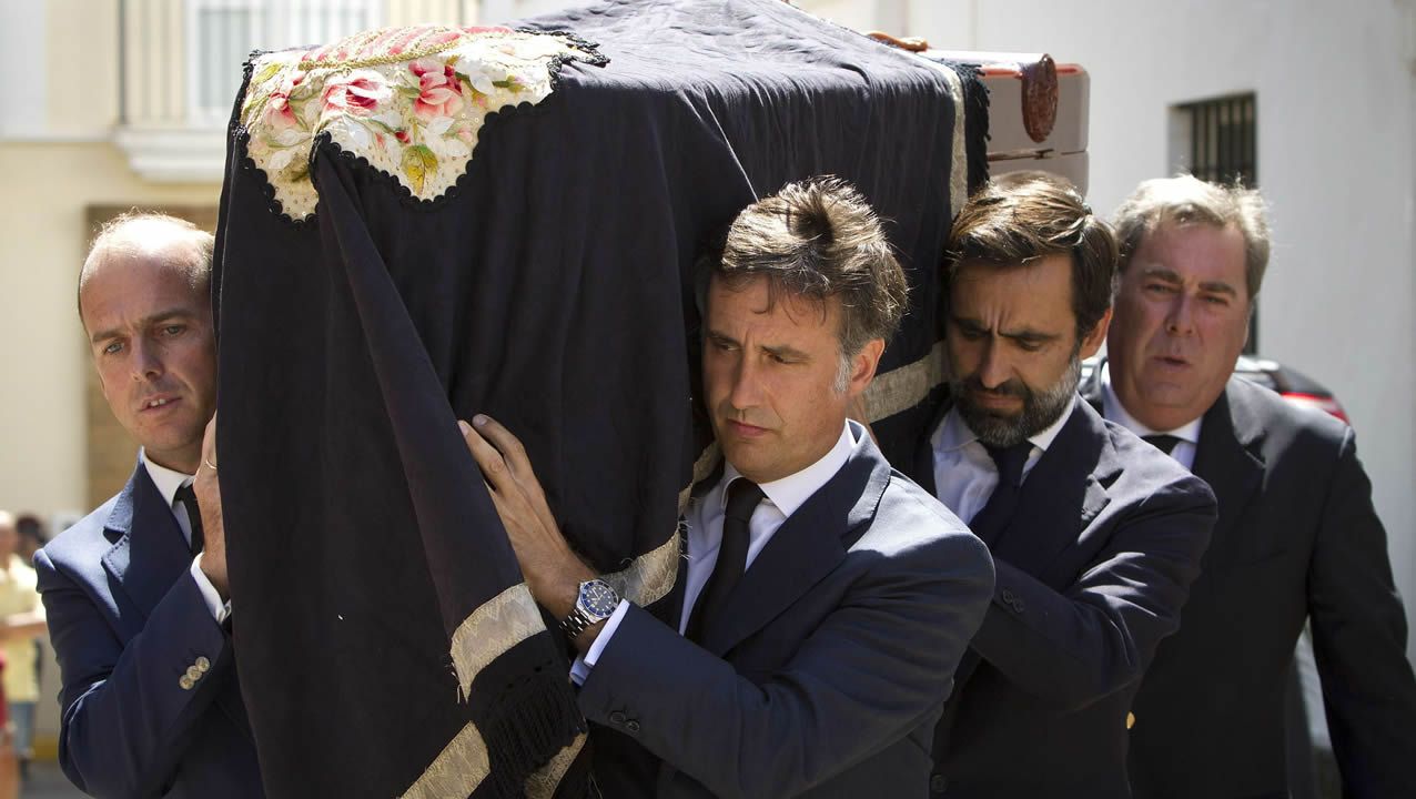 Varios de los hijos de Ruiz-Mateos durante su entierro en el año 2015