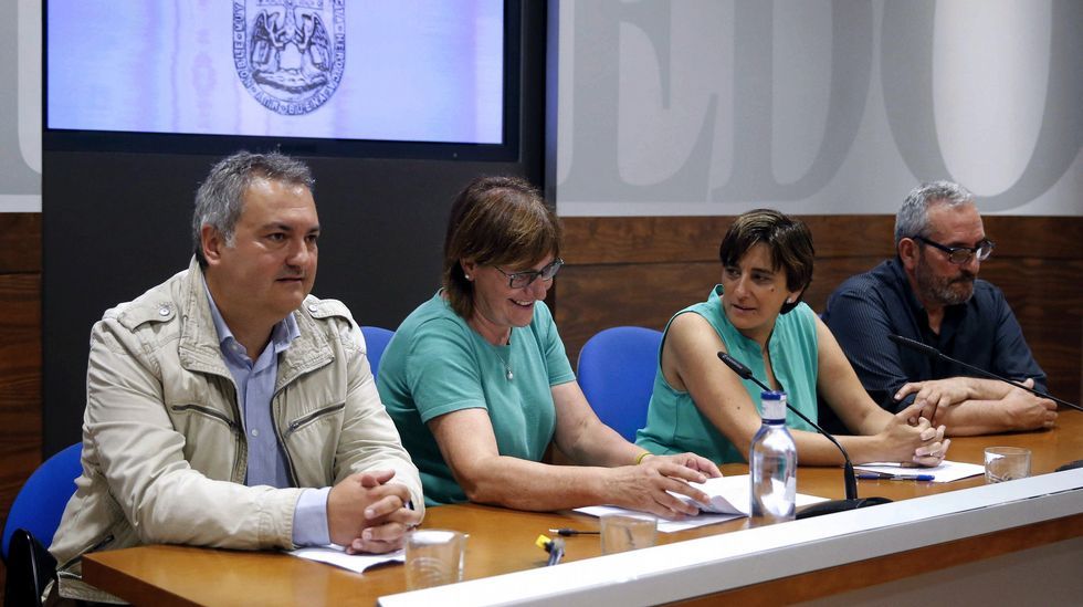 La consejera de Servicios Sociales, Pilar Varela (2i), la edil Ana Rivas (2d), el director general de Vivienda, Fermín Bravo (i), y el presidente de la Asociación Albéniz, Javier Vicente (d), durante la rueda de prensa