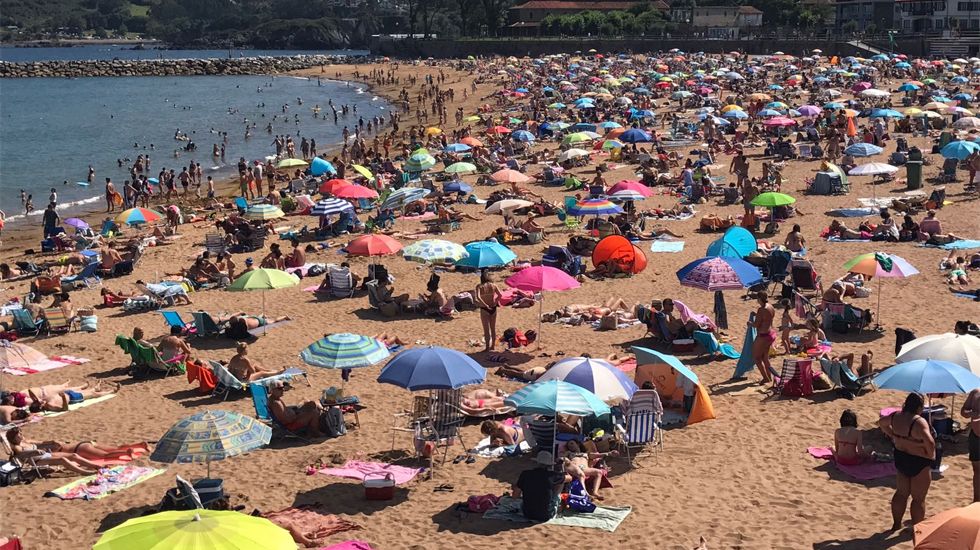La playa de Luanco, abarrotada de bañistas